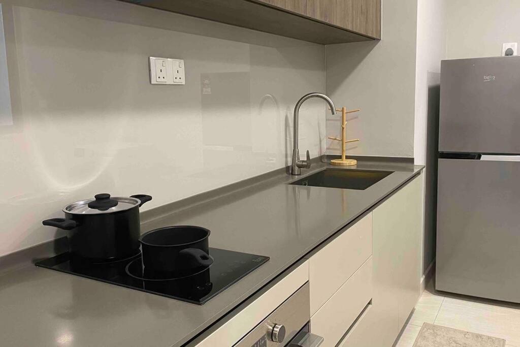 Apartment 10mins To Klcc W Lrt+mall+netflix Muji Urban *